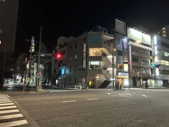 夜の横須賀の交差点