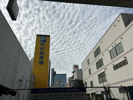 駐車場の看板と空