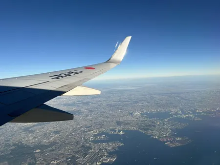 飛行機の窓から見える景色はまだ関東