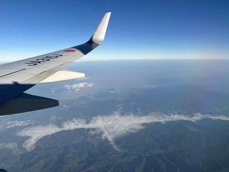 山間に雲