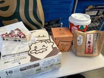 電車内で暴食する様子